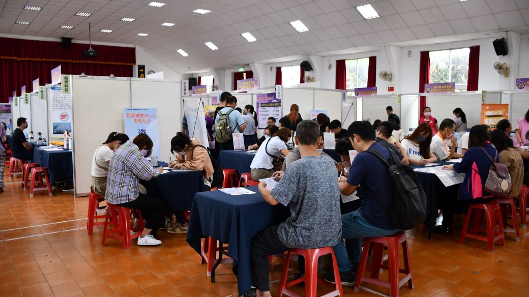 勞動部今日在雲林榮譽國民之家舉辦「薪薪相映 幸福七夕」徵才活動，現場出席25家廠商、釋出逾900個工作機會