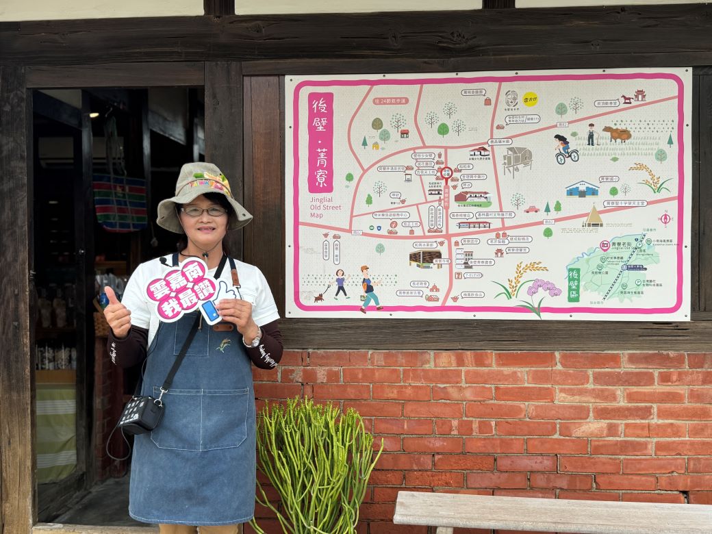 圖2.蔡維媛從導覽員工作中找到興趣及成就感，更自學考取導遊證照，她鼓勵再就業民眾多利用政府資源，勇敢向前。