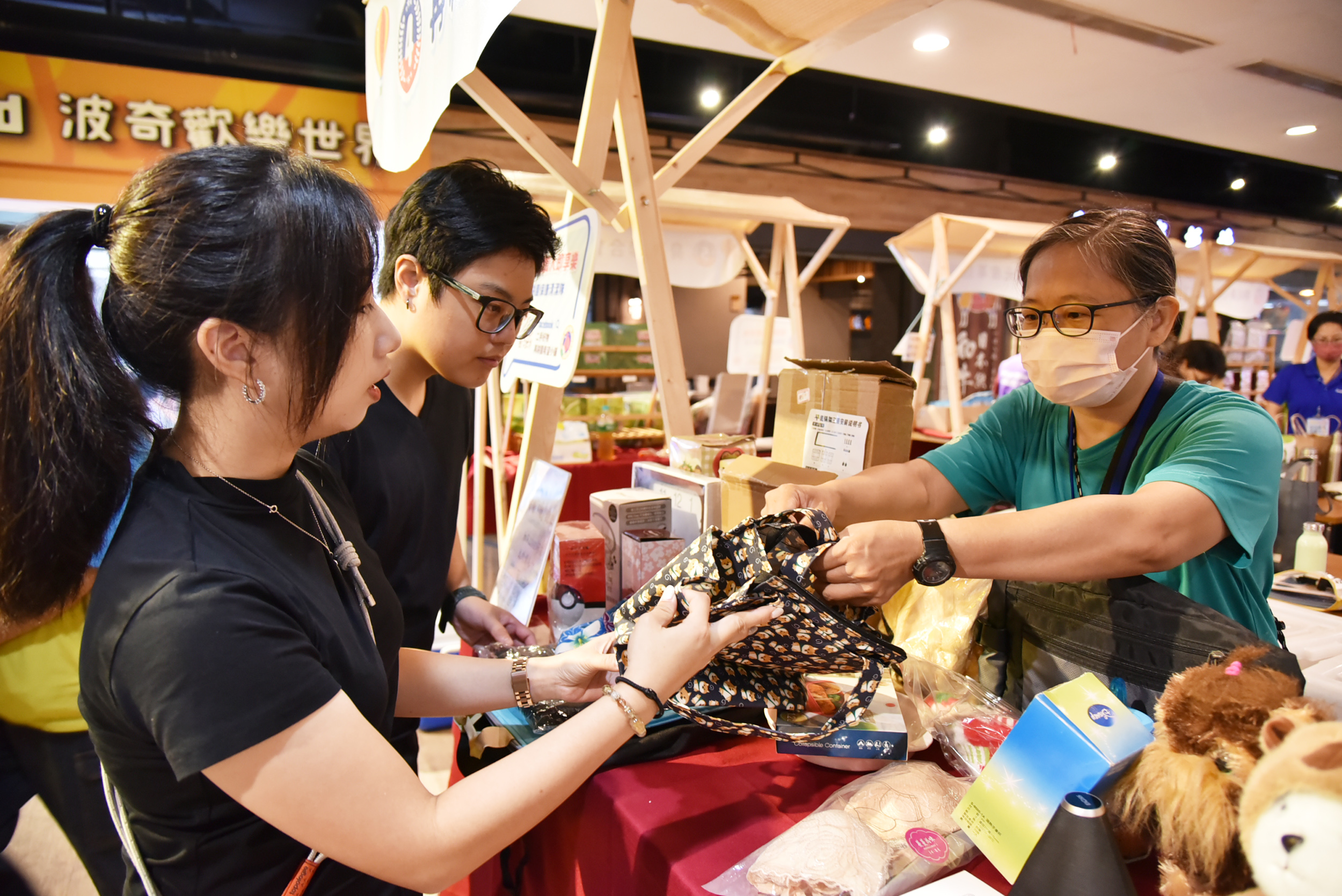 小玉(右)向民眾介紹自家二手商品，展現自信的一面。