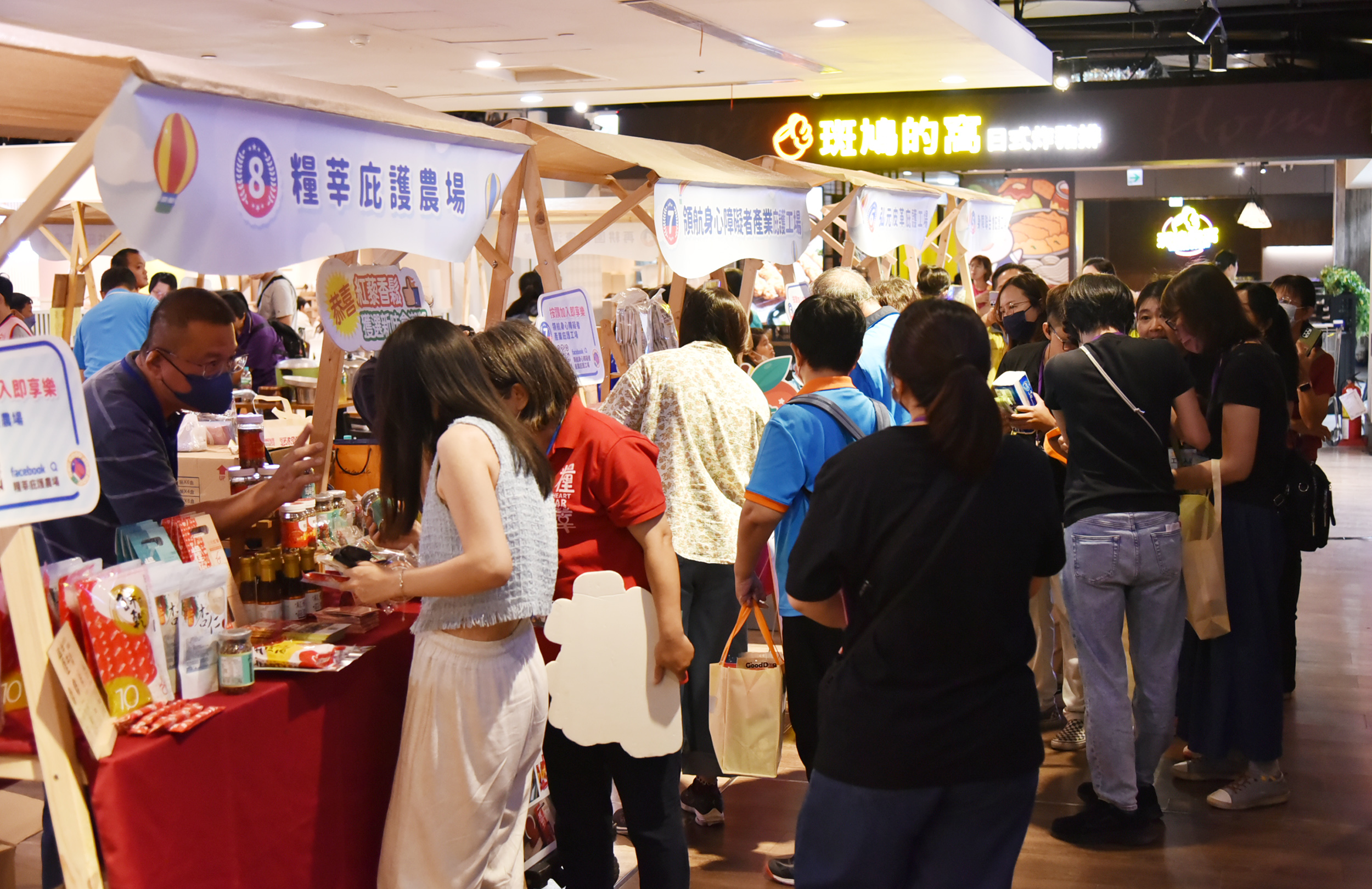 庇護工場成果展吸引不少民眾購買支持。