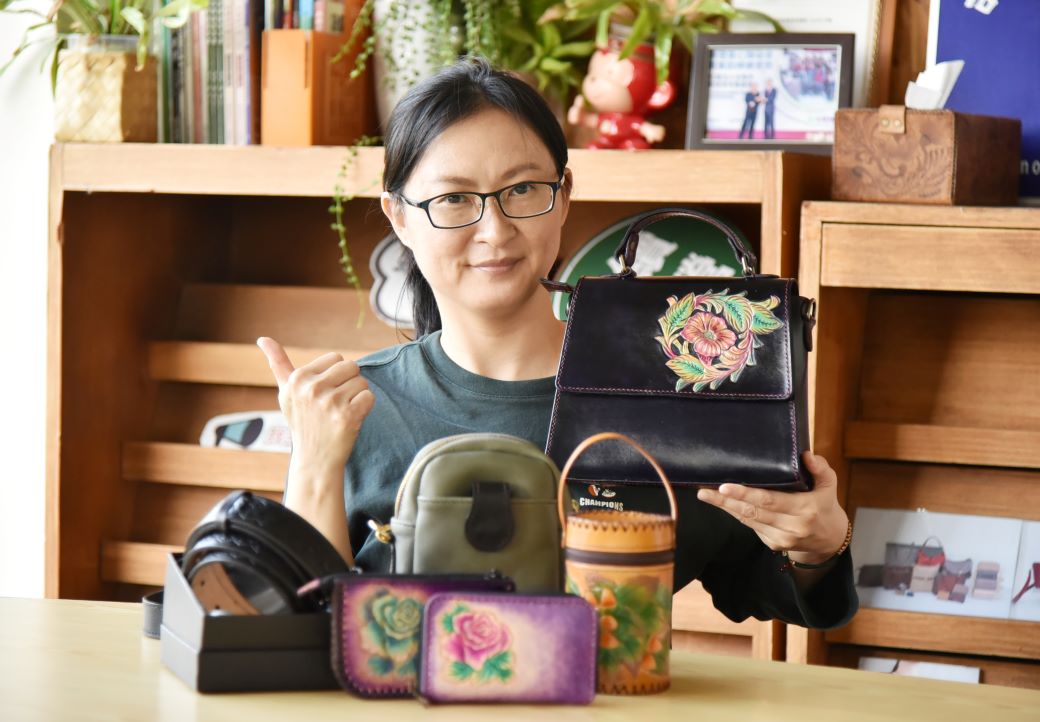 44歲的惠真參加勞動部皮雕職訓班，展現自信，開啟事業一片天。