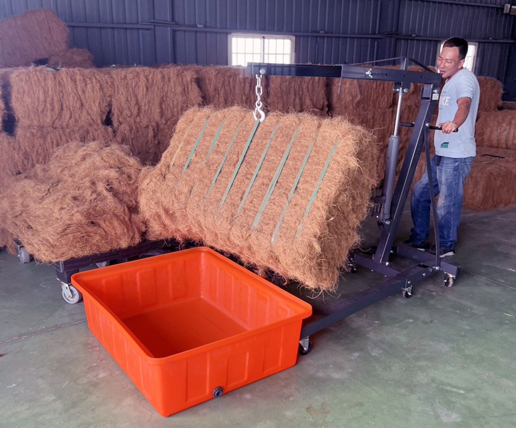 透過移動式吊架與大型塑膠桶等就業輔具協助，解決吳祐全過度負重及水花潑濺情況，讓他工作更順手、效率更高。