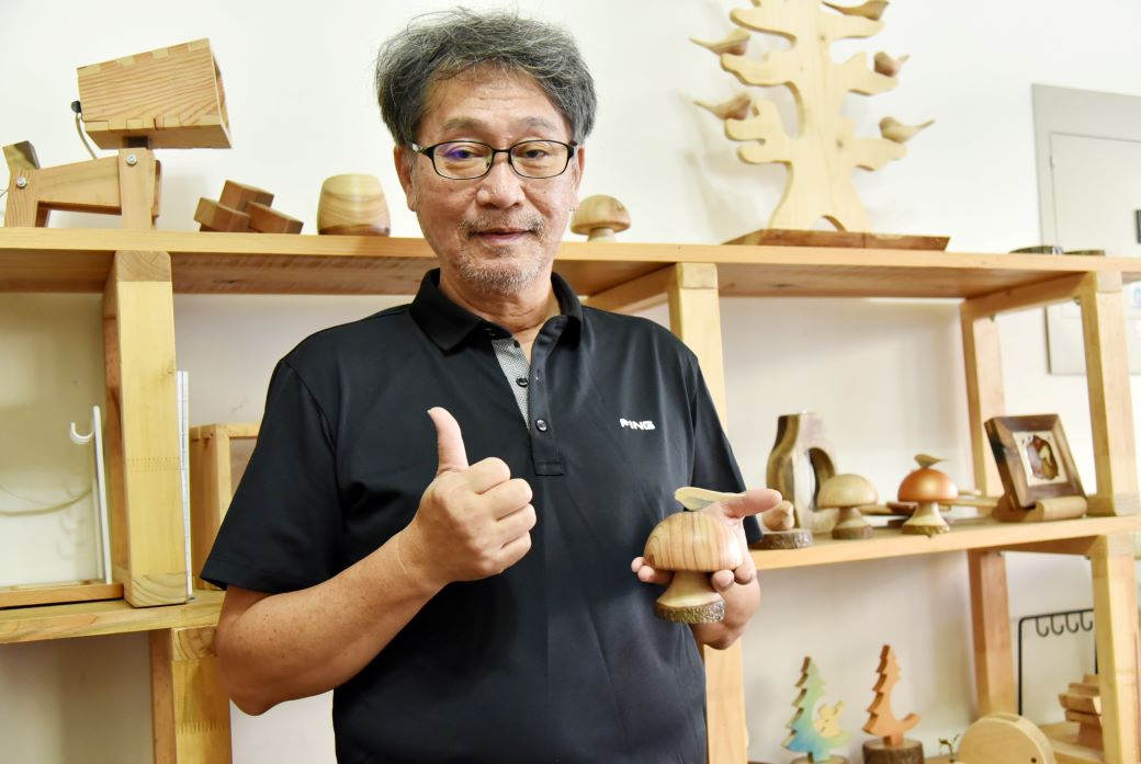 曾是電腦繪圖講師的陳誌誠，愛木作成癡，透過微型鳳凰創業貸款於61歲圓創業夢。