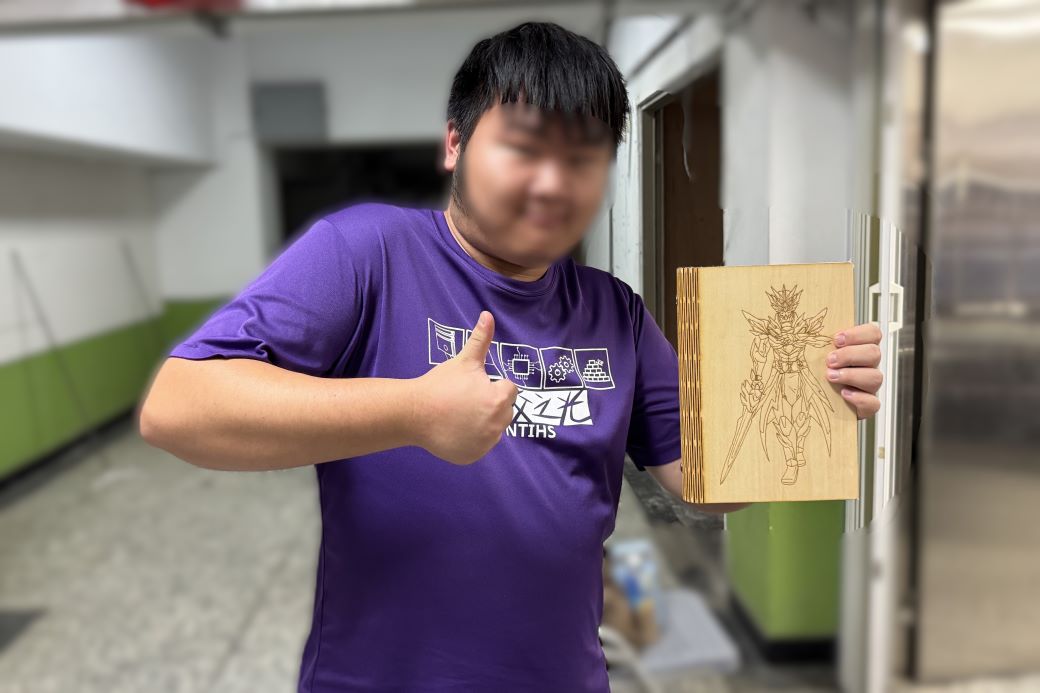 圖3.體驗學員「小哲」興奮得拿著作品展示，直說「自己能做出這麼漂亮的成品好開心!」。