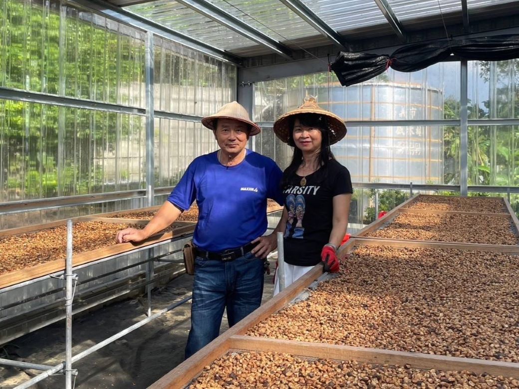 圖2.王素珍(右)與先生各展所長，共同孕育出風味絕佳的阿里山精品咖啡。