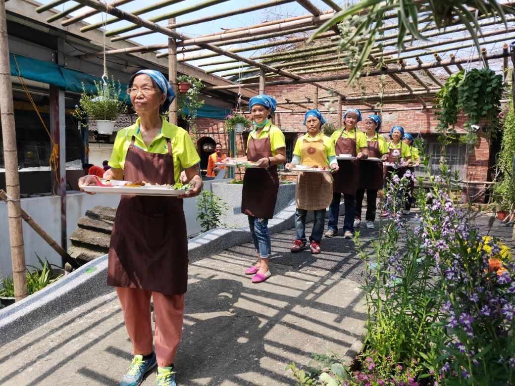 人生七味餐由華南社區媽媽與合作團隊，特邀主廚共同設計，將酸甜苦辣鹹鮮色的七種風味化為一道道人生故事料理。