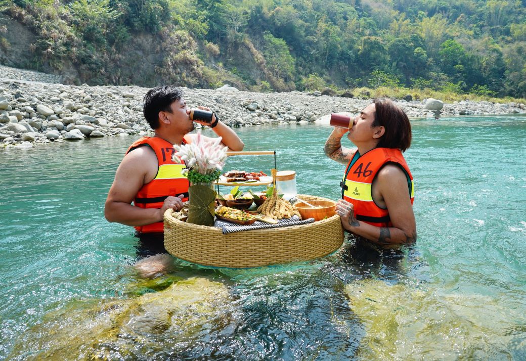 以達娜伊谷溪與曾文溪作為水上用餐地點，可邊享受沁人心涼溪水，邊品嘗竹簍上滿載的鄒族特色料理。