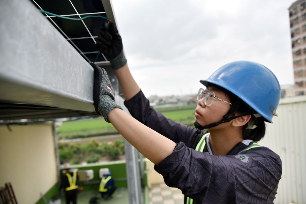 郭小瑄短短職訓半年，結訓取得太陽光電乙級等3張證照，還順利到業界任職。1
