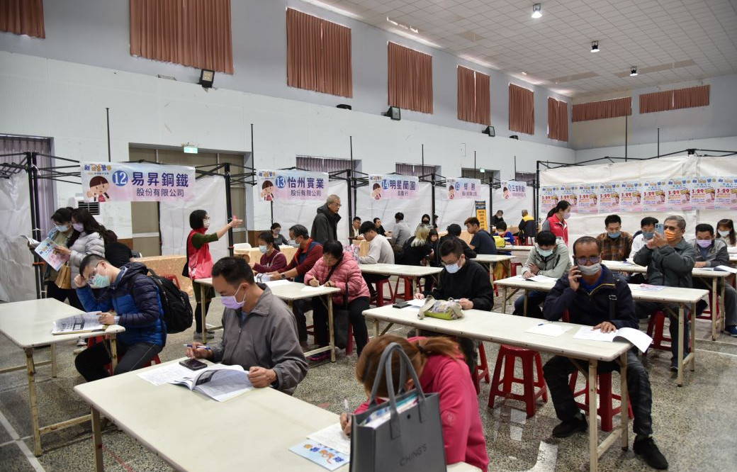 新營就業中心329辦徵才活動，20廠商釋出605個職缺，一早吸引不少民眾求職卡位。