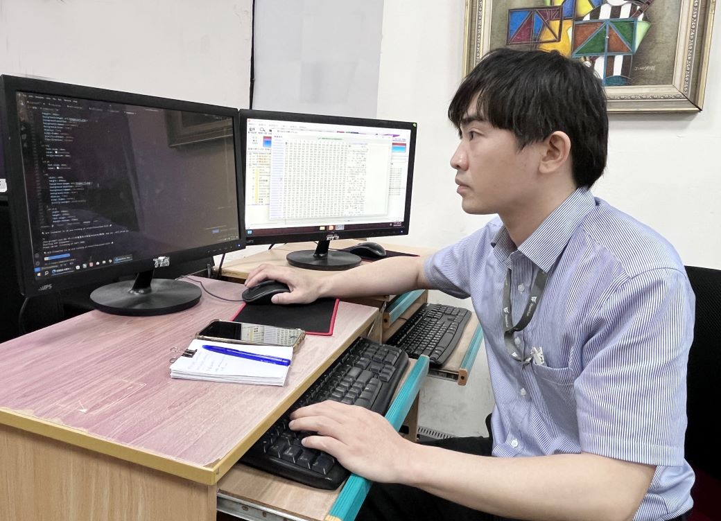 張智爵經由短短3個月職訓，順利由小吃店老闆變身資訊工程師。