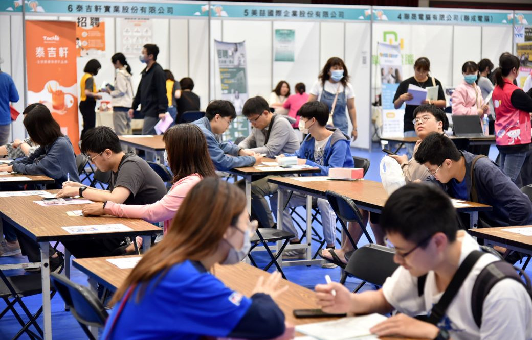 勞動部與臺南大學合辦徵才，吸引不少年輕人求職。