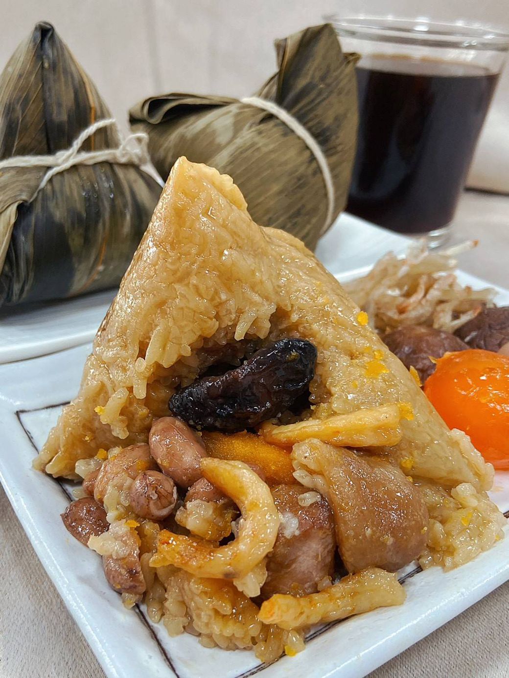 通傳_每年熱銷的「火燒蝦肉粽」，由台南市將軍區馬沙溝社區發展協會開發，以特色火燒蝦入粽，純手工數量有限。