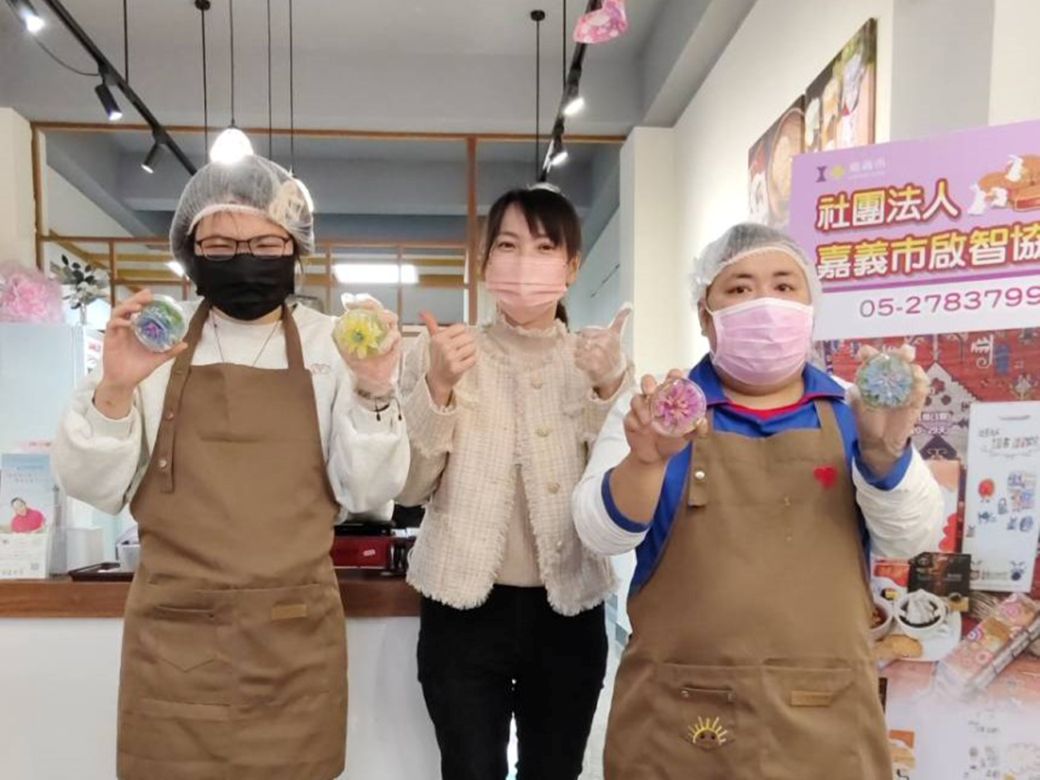 通傳_嘉義市啟智協會開發好看又實用的果凍花，鮮豔的色彩最適合送禮。