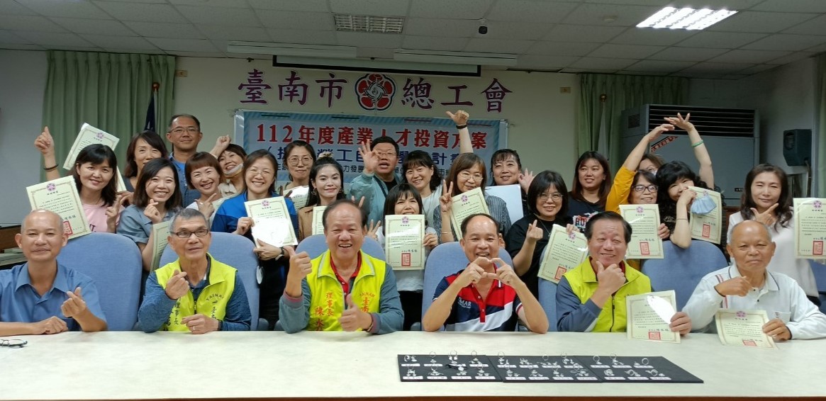 圖3.南分署「產業人才投資方案」課程專為在職勞工設計，徐晨琳(第二排左三)勉勵有興趣民眾可多加利用，習得第二專長，為自己加分。
