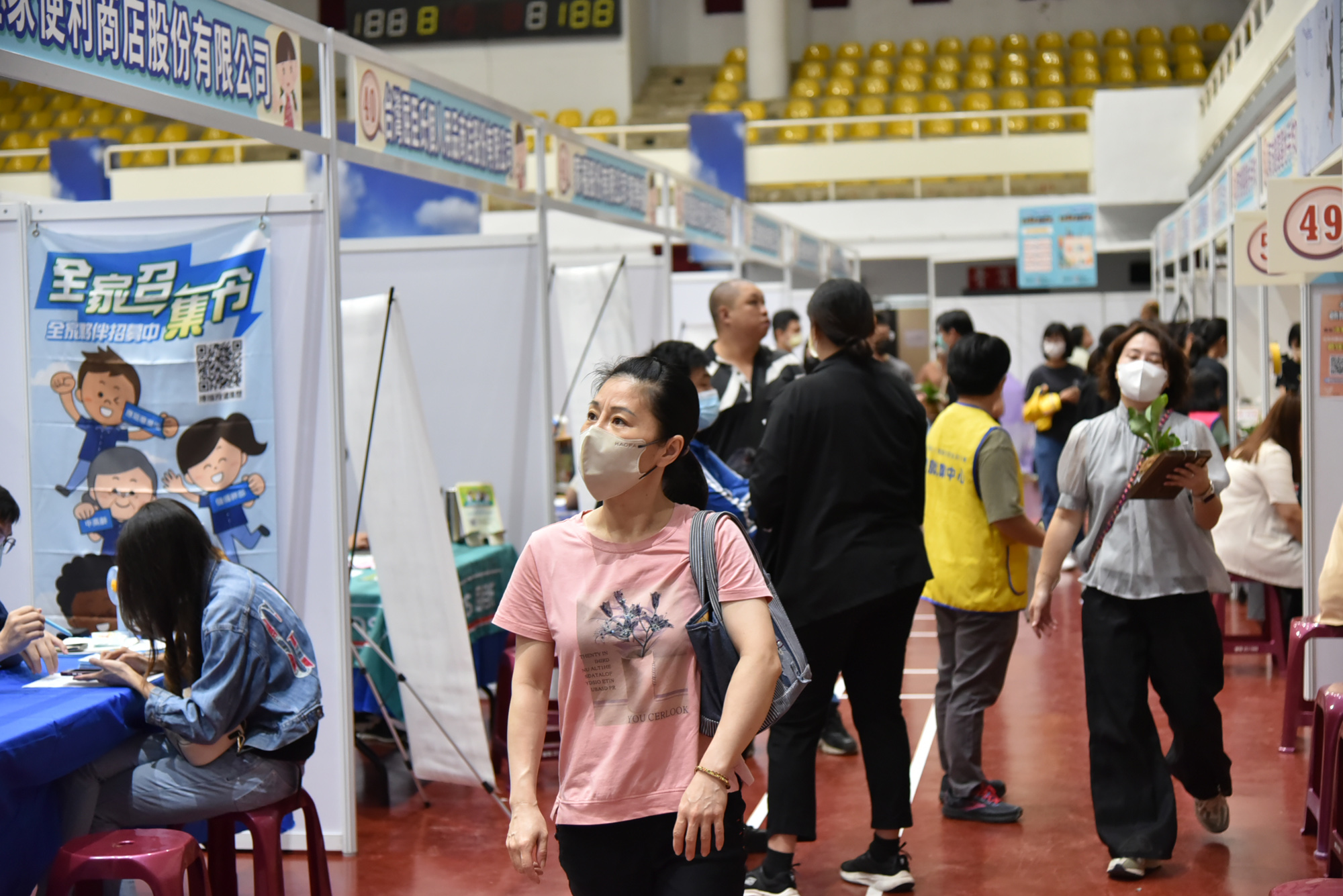 永康就業中心舉辦徵才活動，34家廠商釋出近2,000個職缺，吸引不少人求職。