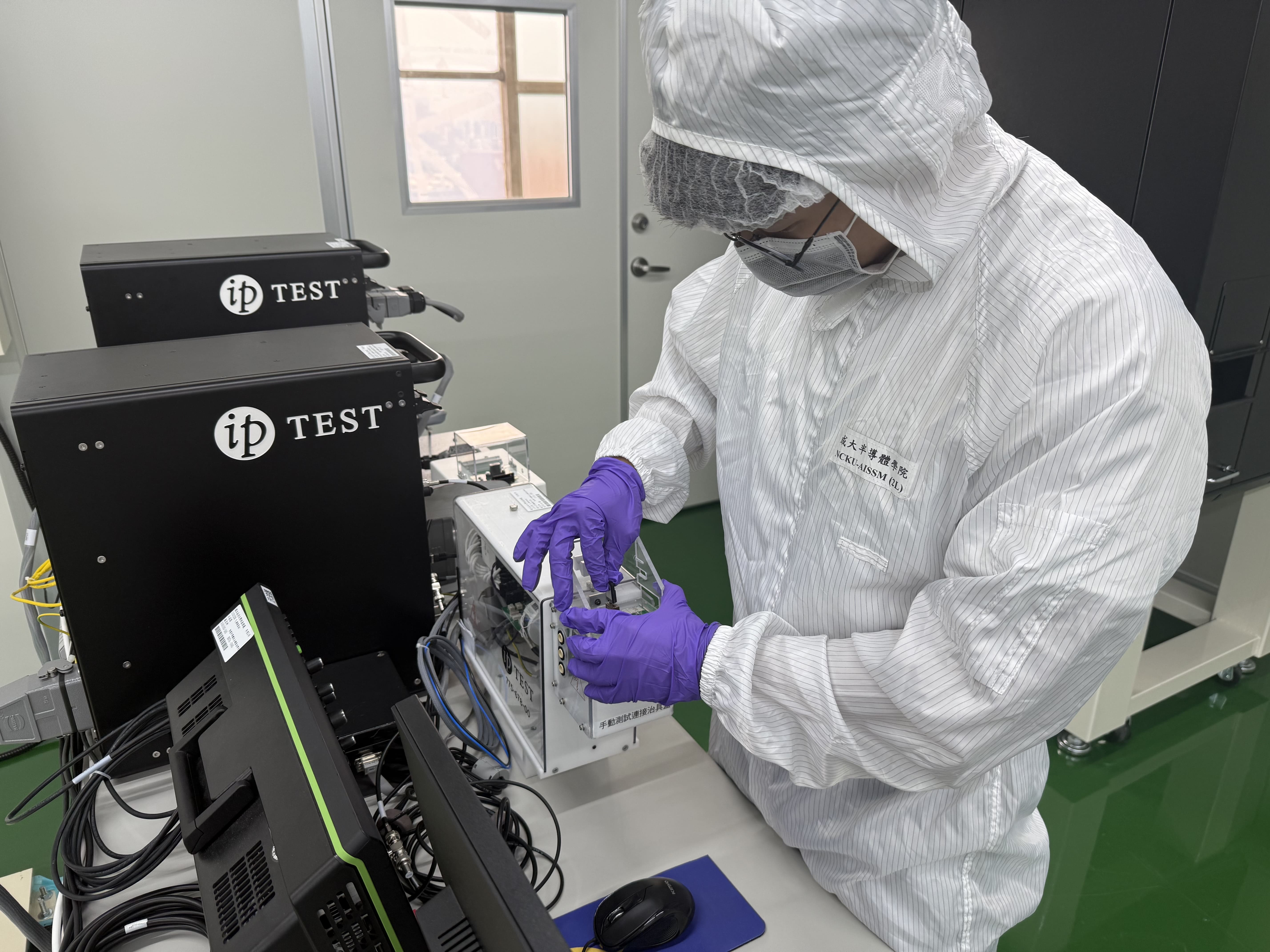 雲嘉南分署與成大合作開設半導體職訓課程，成大還引進量測機台，要讓學員於實務訓練時操作演練。 (1)