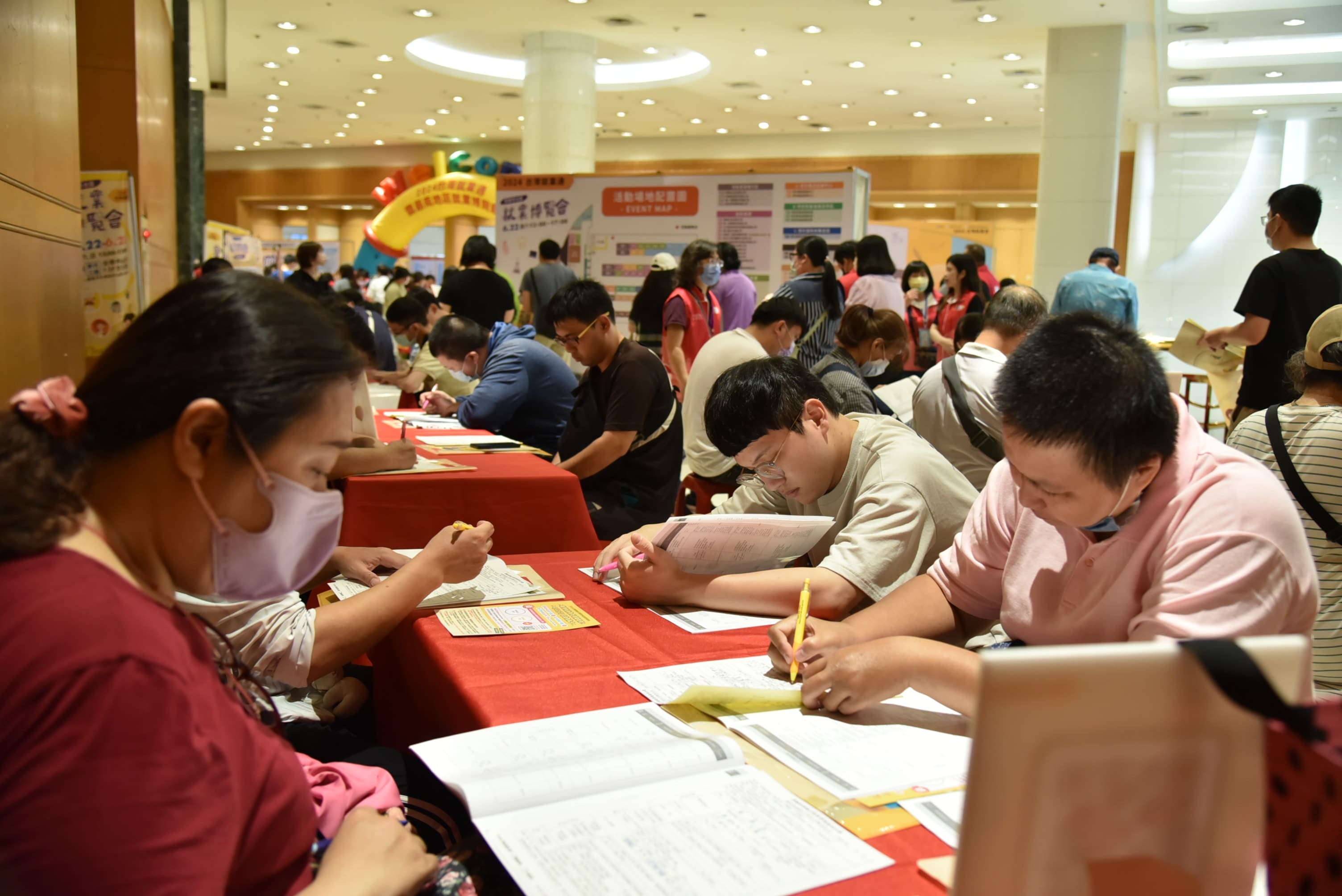 圖2.勞動部雲嘉南分署2025就博會邀集59家廠商、釋出近3,000個職缺，八成職缺達月薪3萬以上。(資料照片)
