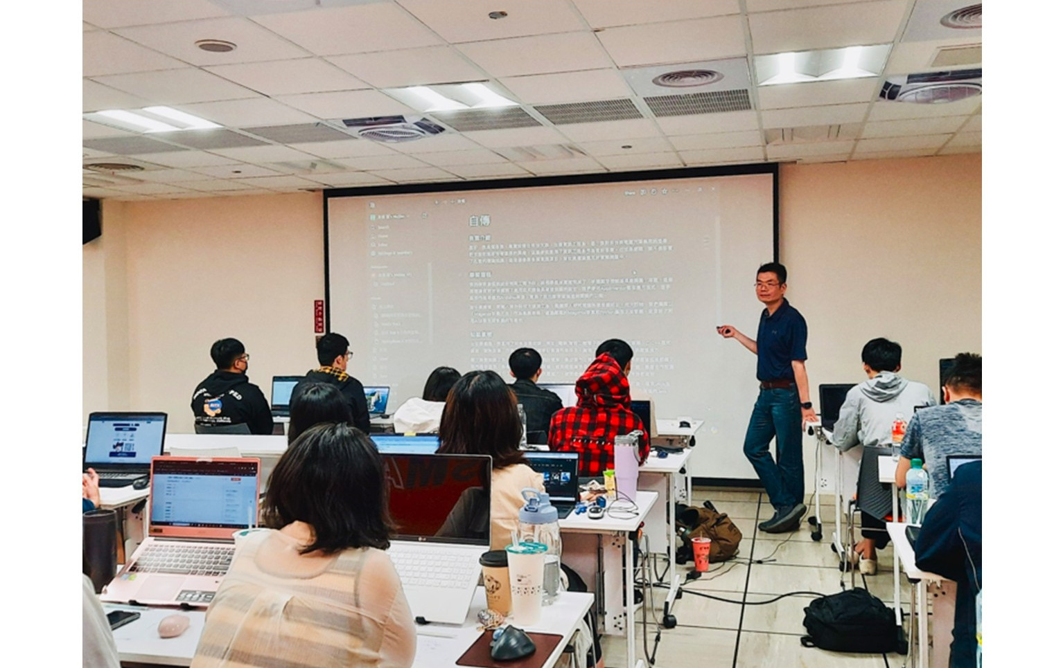 圖1.阿德透過南分署「產業新尖兵計畫」提升職能順利轉職，獎勵金及訓練費用補助更讓他能專注學習，無後顧之憂。