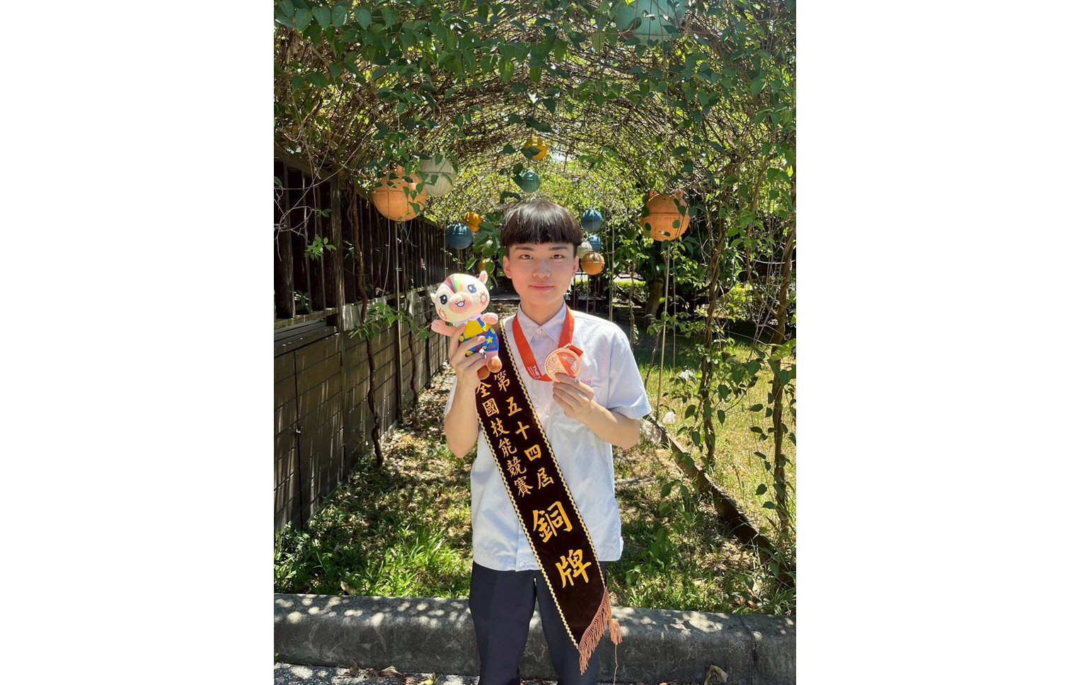 圖1.目前就讀永平工商的沈承佑以對烘焙的熱情與自我要求，第一次參加全國賽便拿下第三名佳績，今年更順利選拔上國手，將代表國家出賽明年第48屆國際技能競賽。