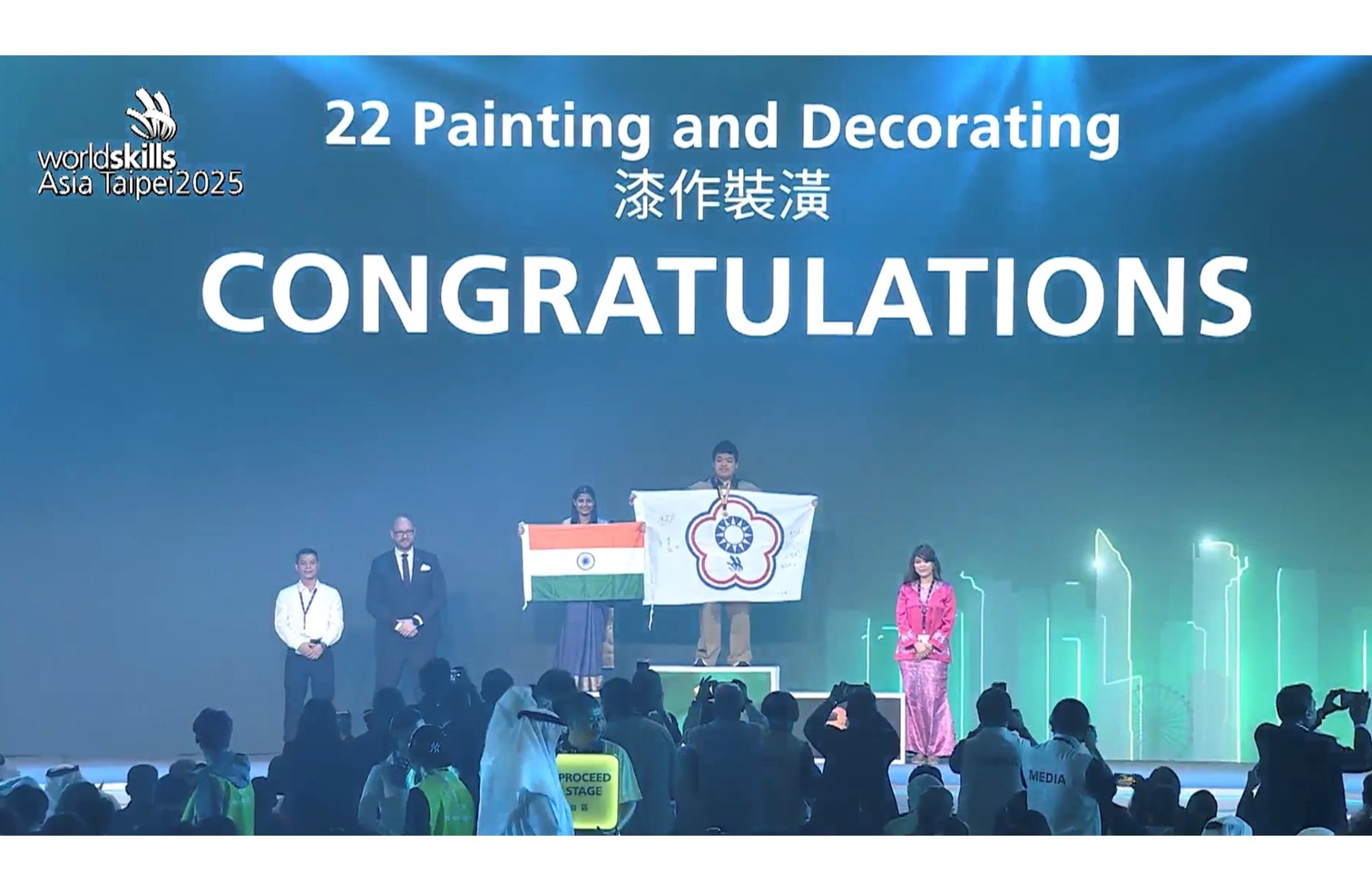 圖2.「漆作裝潢」國手洪錦瑋(中)榮獲2025亞洲技能競賽金牌。