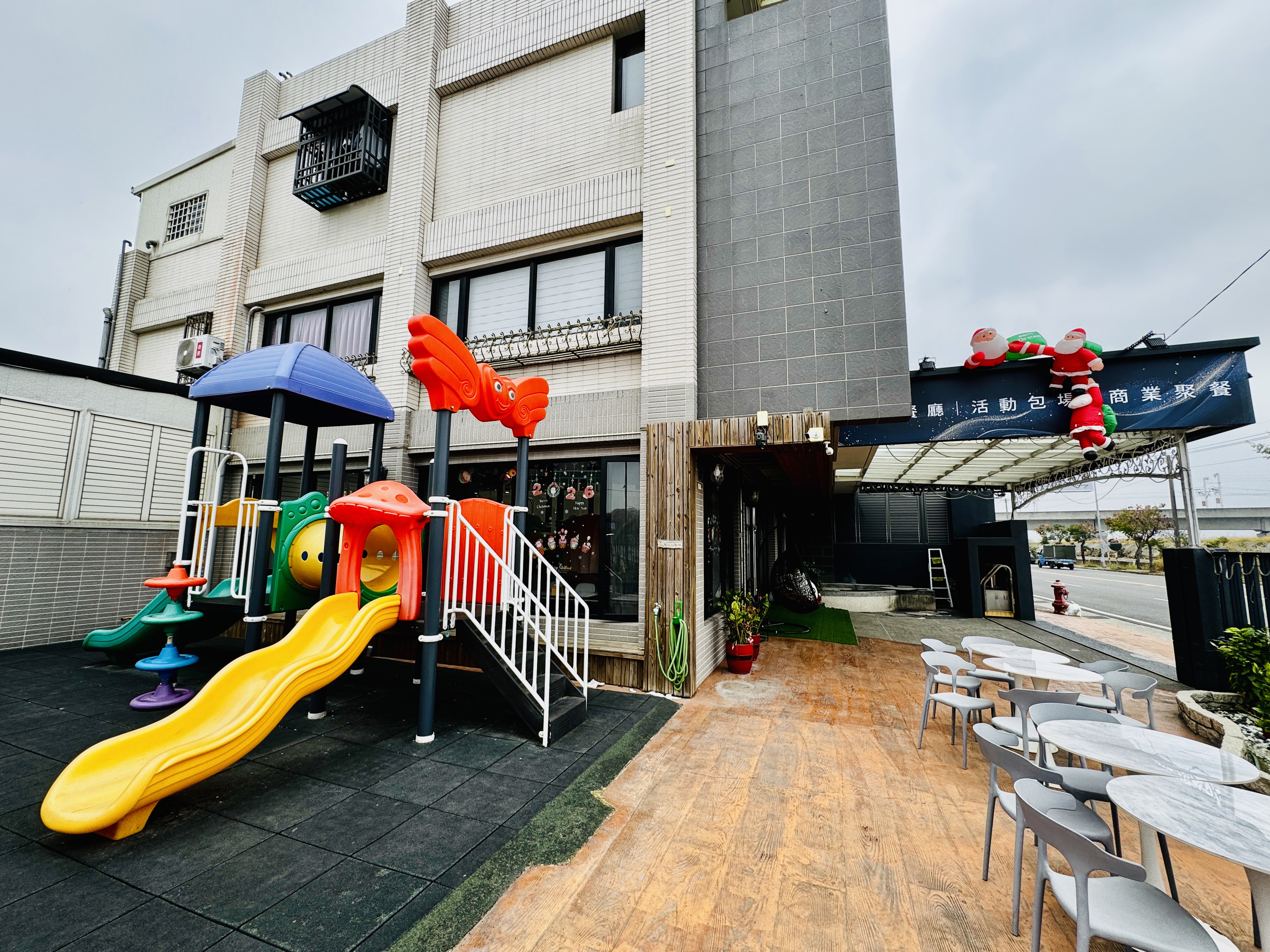 圖3.雲林虎尾鎮的「饗戀鬆餅」餐廳，位於雲林高鐵站附近，交通便利，並結合餐飲與親子友善空間，適合家庭客群於年節期間造訪。