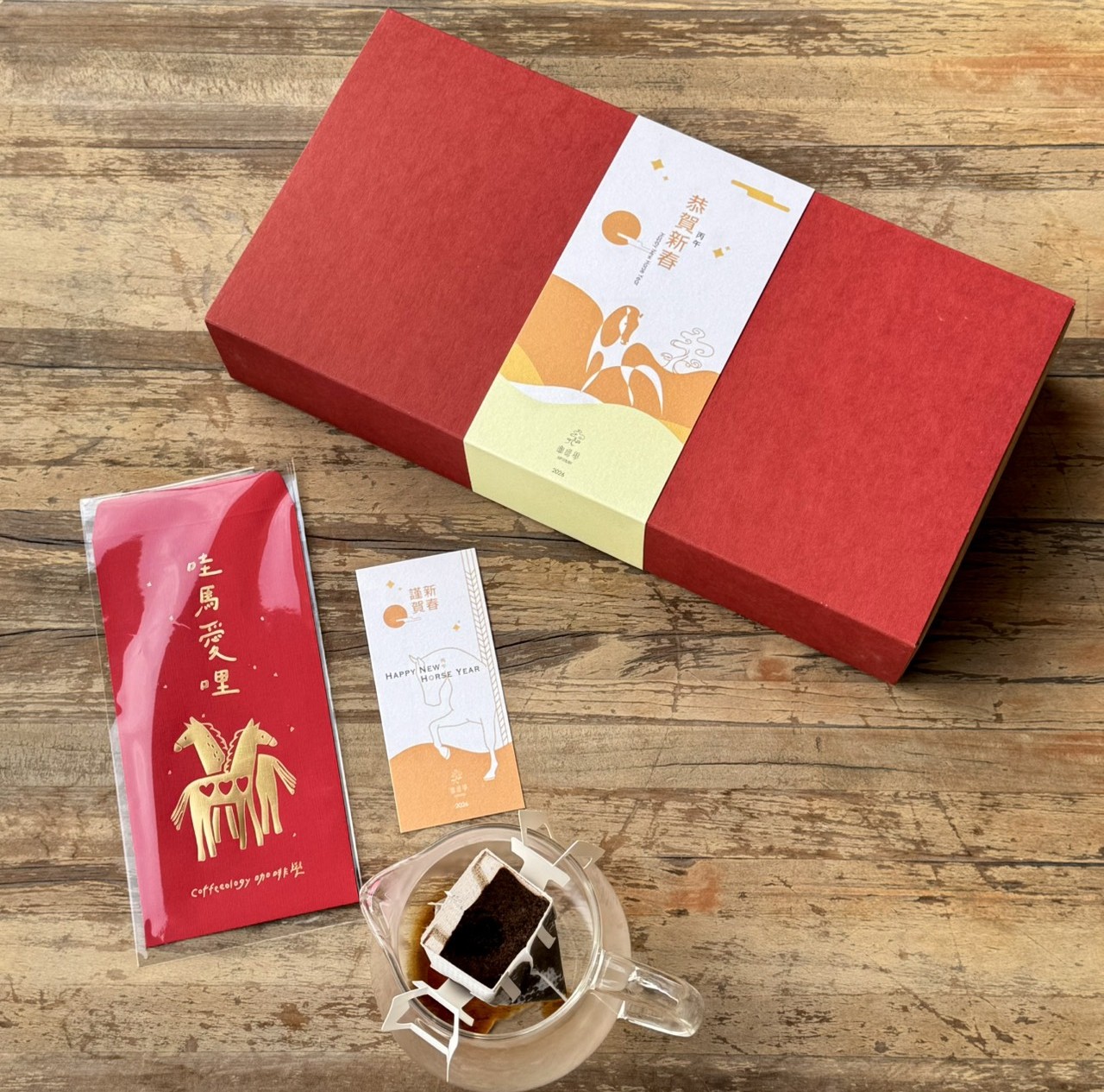 圖2.嘉義民雄火車站附近的「咖啡學」主打限量「春節耳掛咖啡禮盒」，附贈紅包袋，讓民眾於年節期間能輕鬆享用精品咖啡。