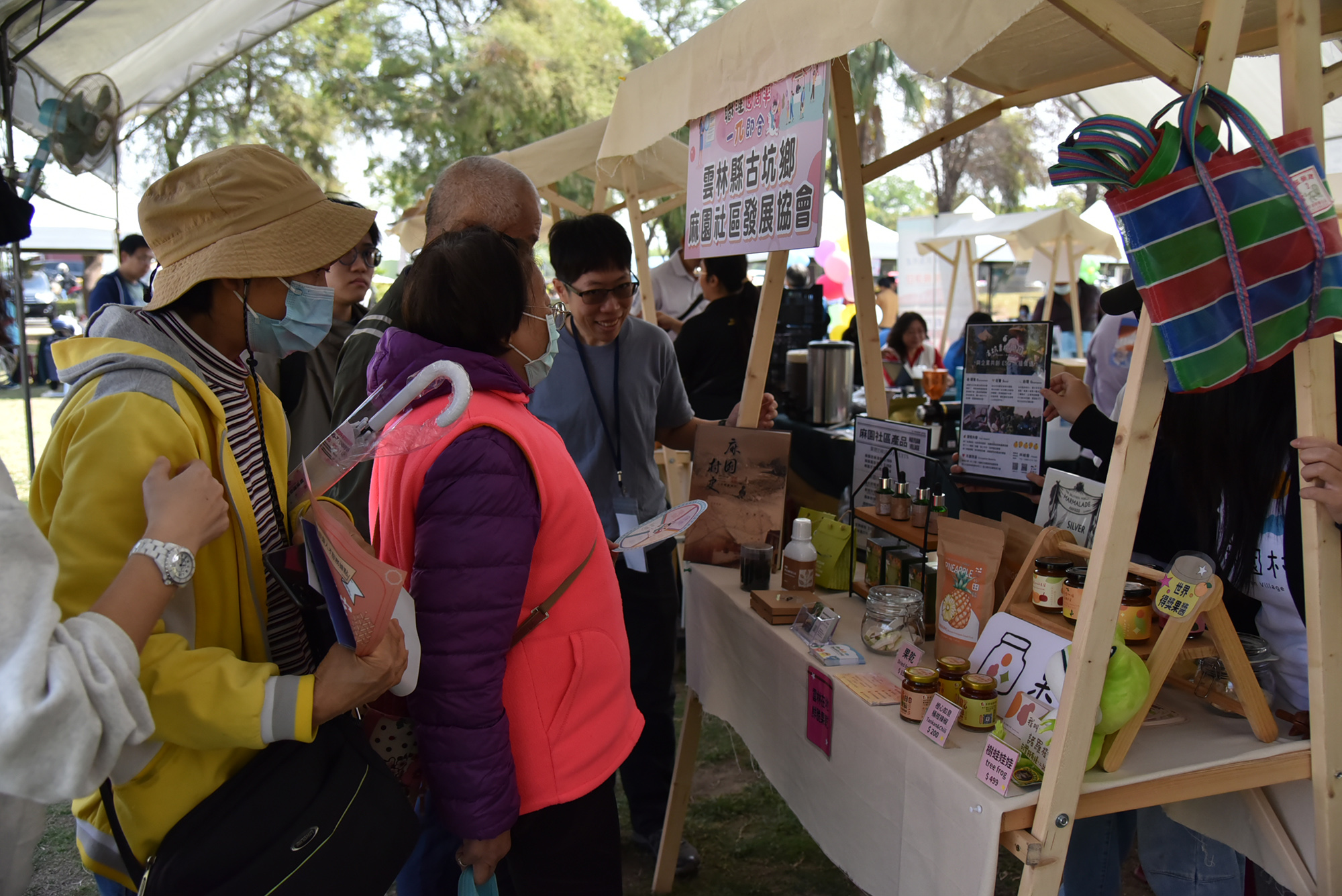 徵才活動同時結合在地農特產品與多元市集，相當熱鬧。