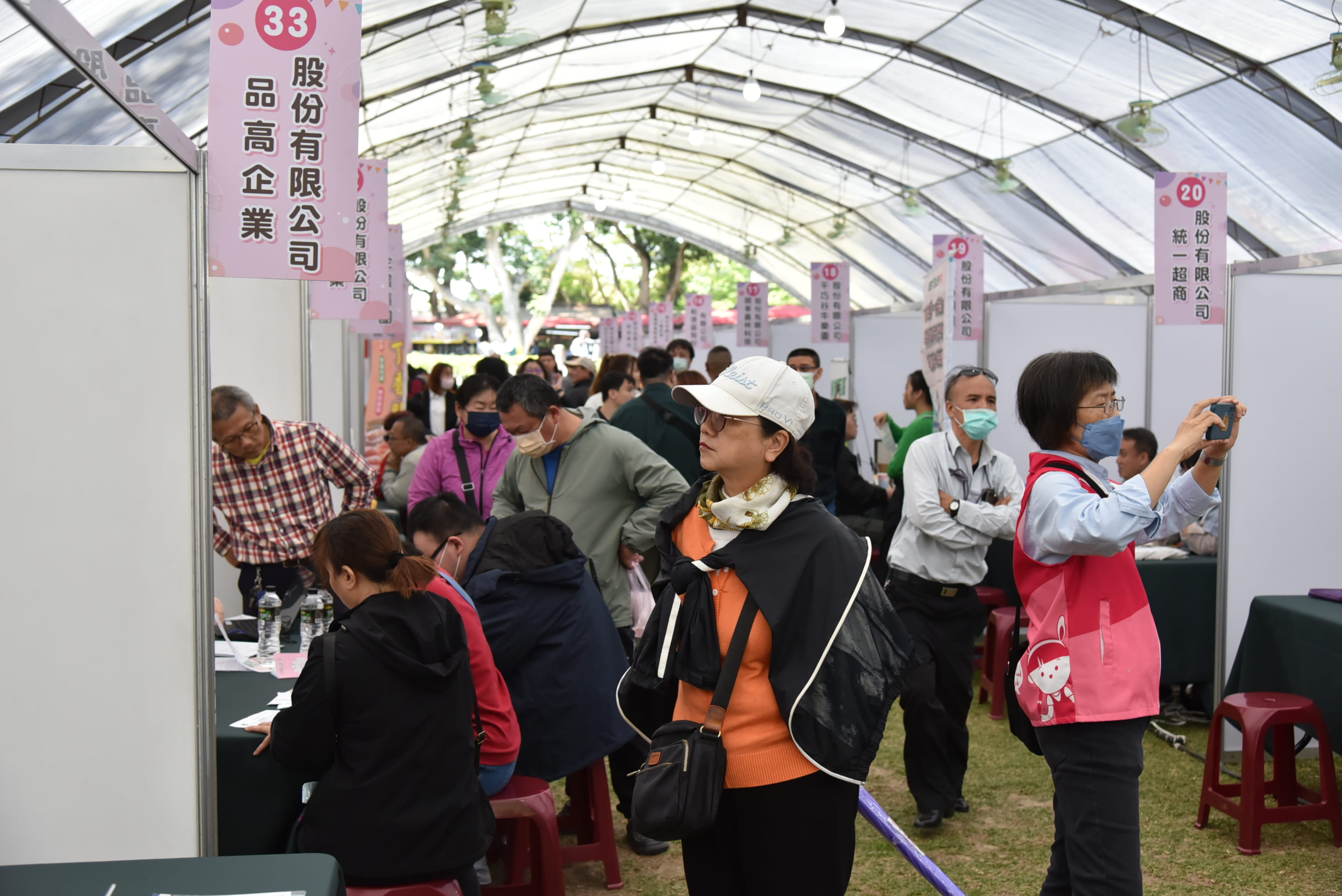 斗六就業中心在古坑綠色隧道辦徵才，吸引不少求職民眾。