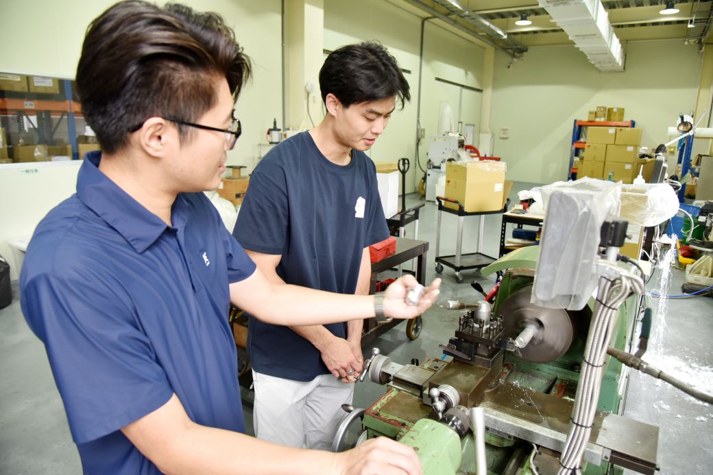 「青年就業旗艦計畫」鼓勵企業以「先僱後訓」模式進用青年，單一企業每年最高可補助180萬元，減輕企業用人成本。