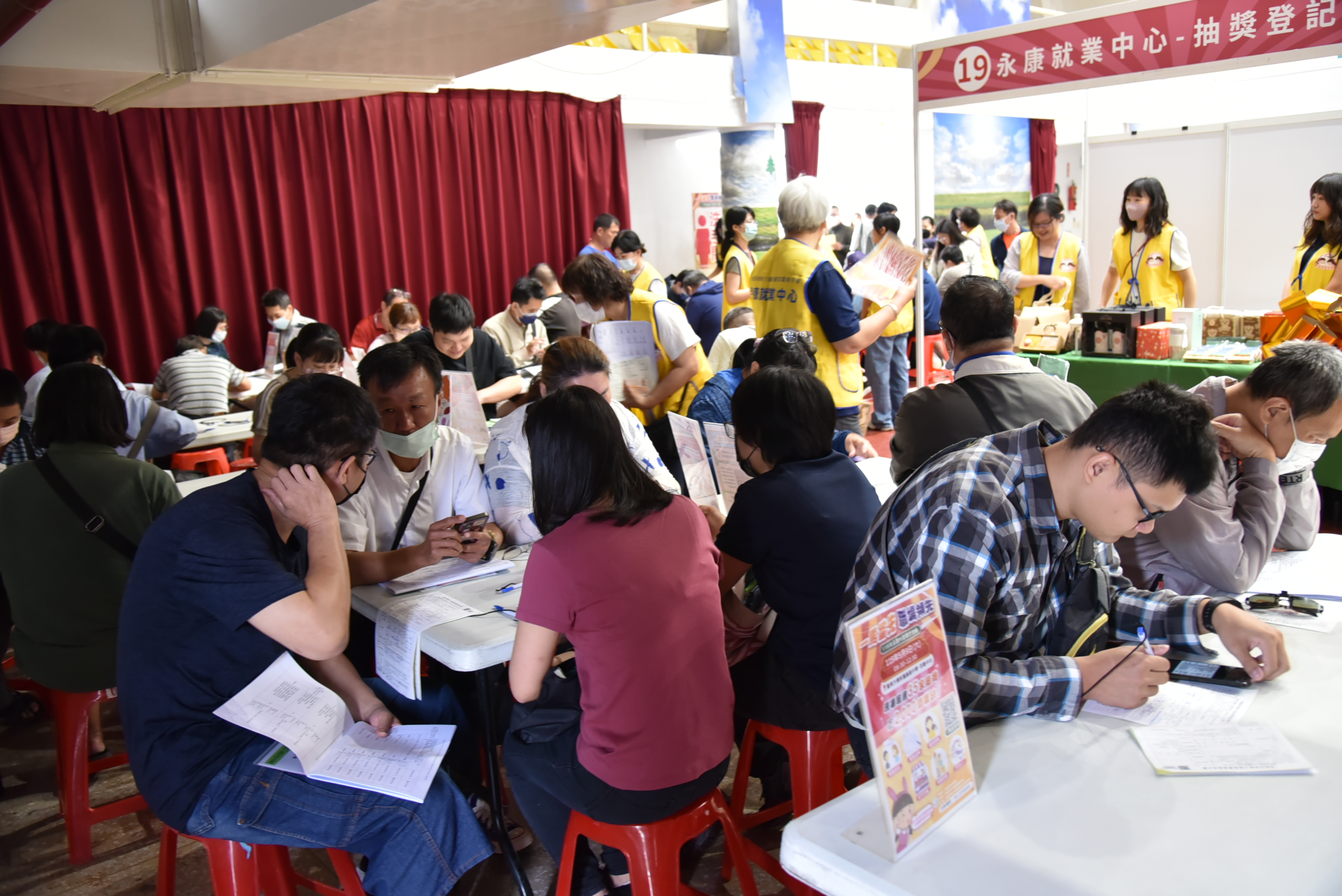 永康就業中心辦5月9日辦徵才，一早吸引不少民眾參與。