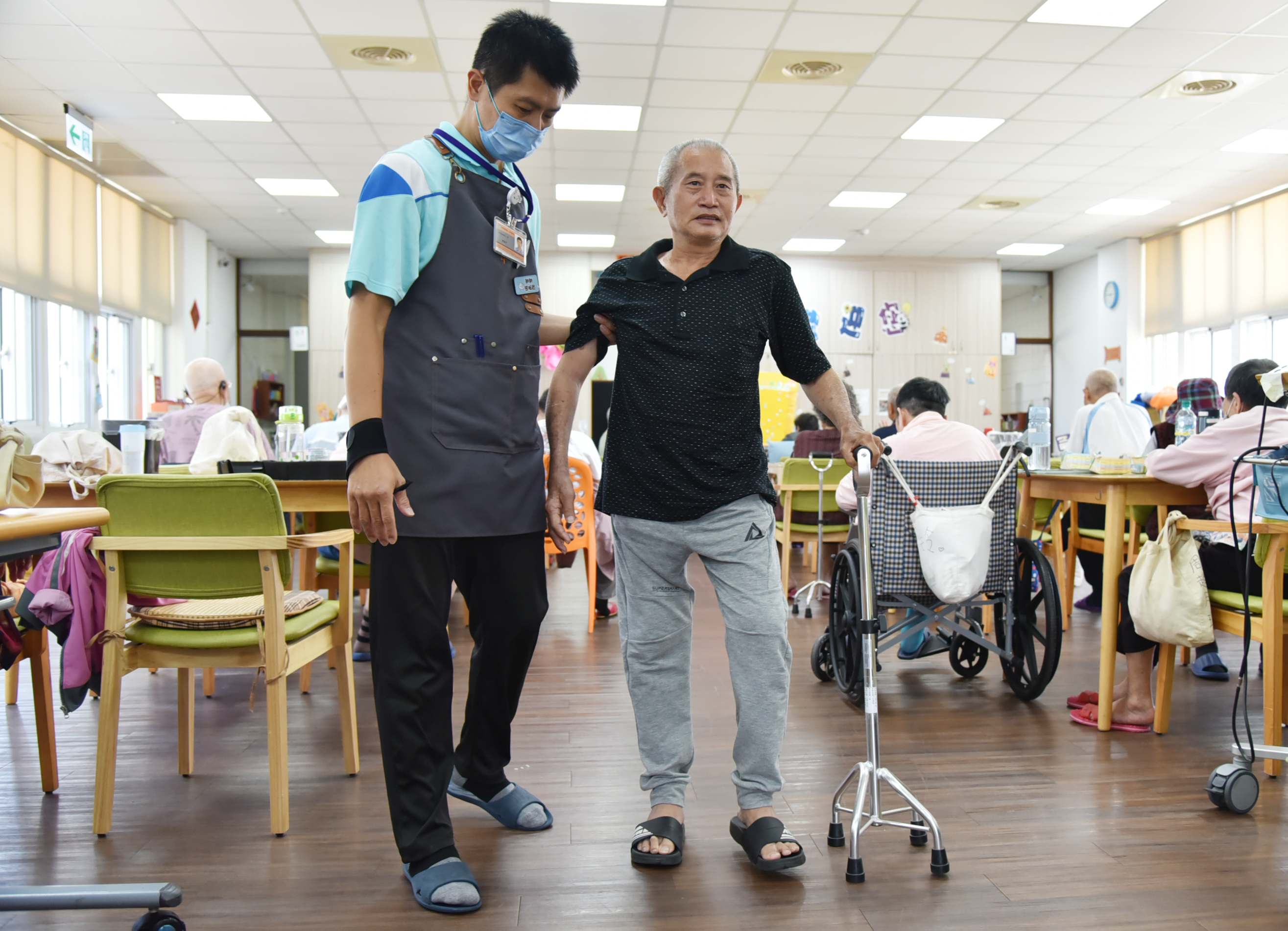 陳聖中(左)透過申請「勞工就業通-職務再設計」減輕身體負擔，讓他有更多精神專注放在照顧長輩上。