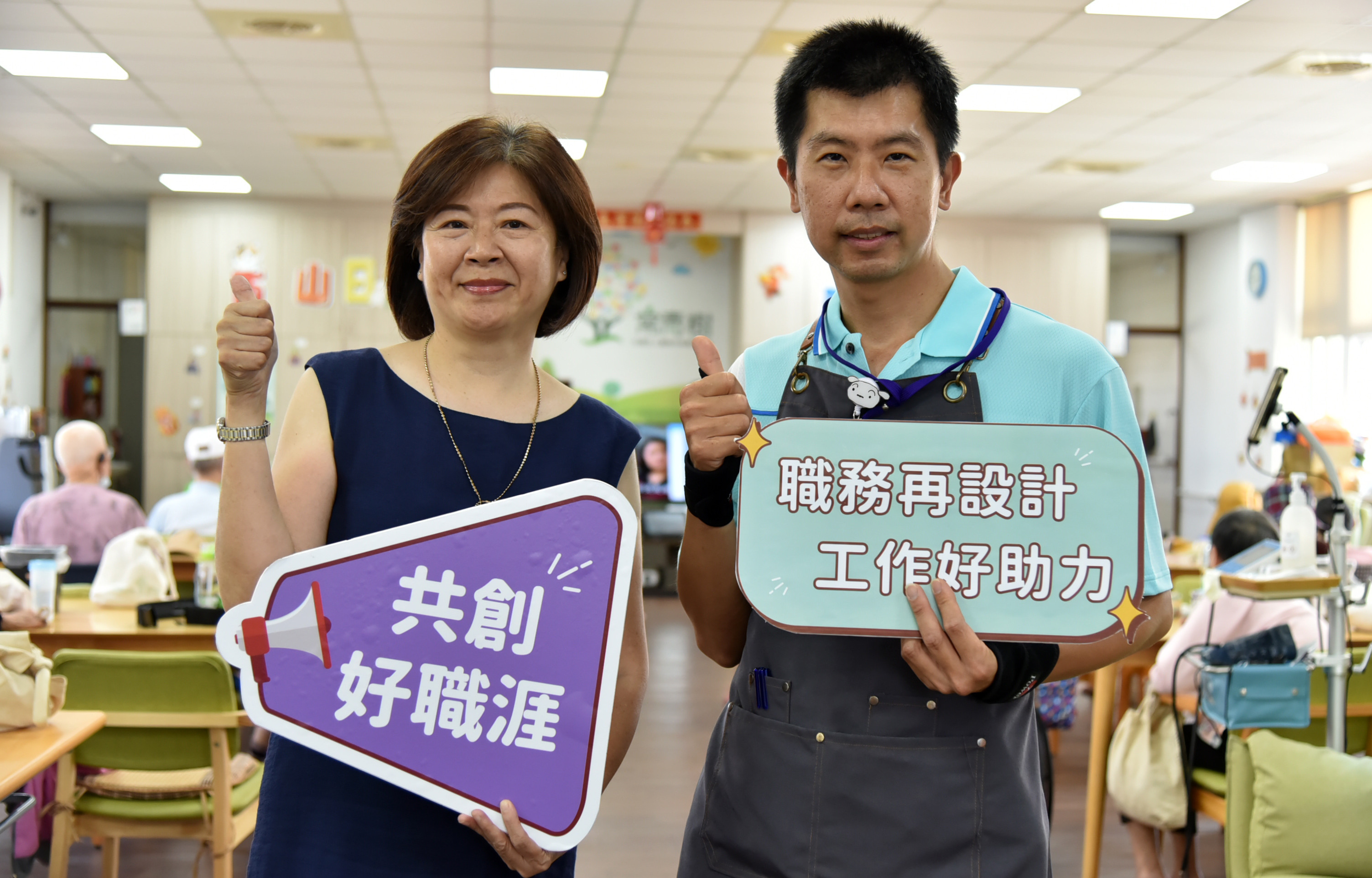 陳聖中(右)從傳產技術員轉任照服員，工作表現獲得臺南市常青樹協會理事長石嘉玫(左)的肯定。