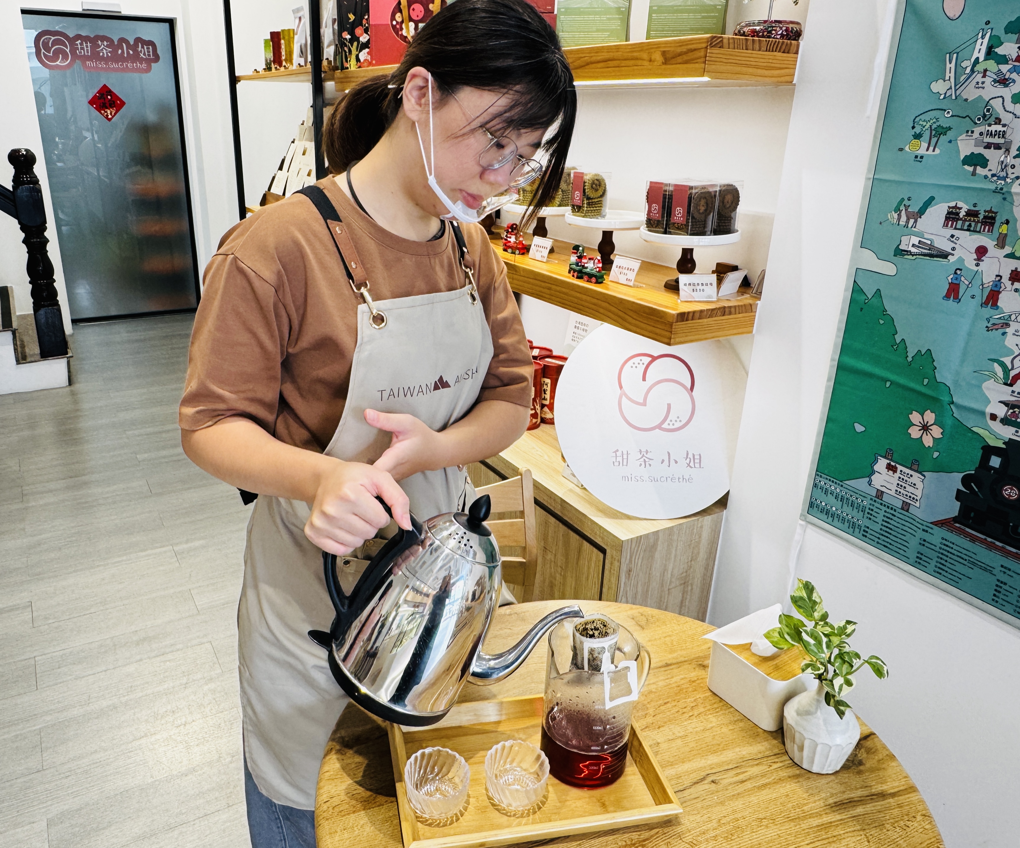 「甜茶小姐」店內的茶都是洪郁婷自家產的優質阿里山好茶，新鮮現沖，喝得到茶香清甜、尾韻回甘。