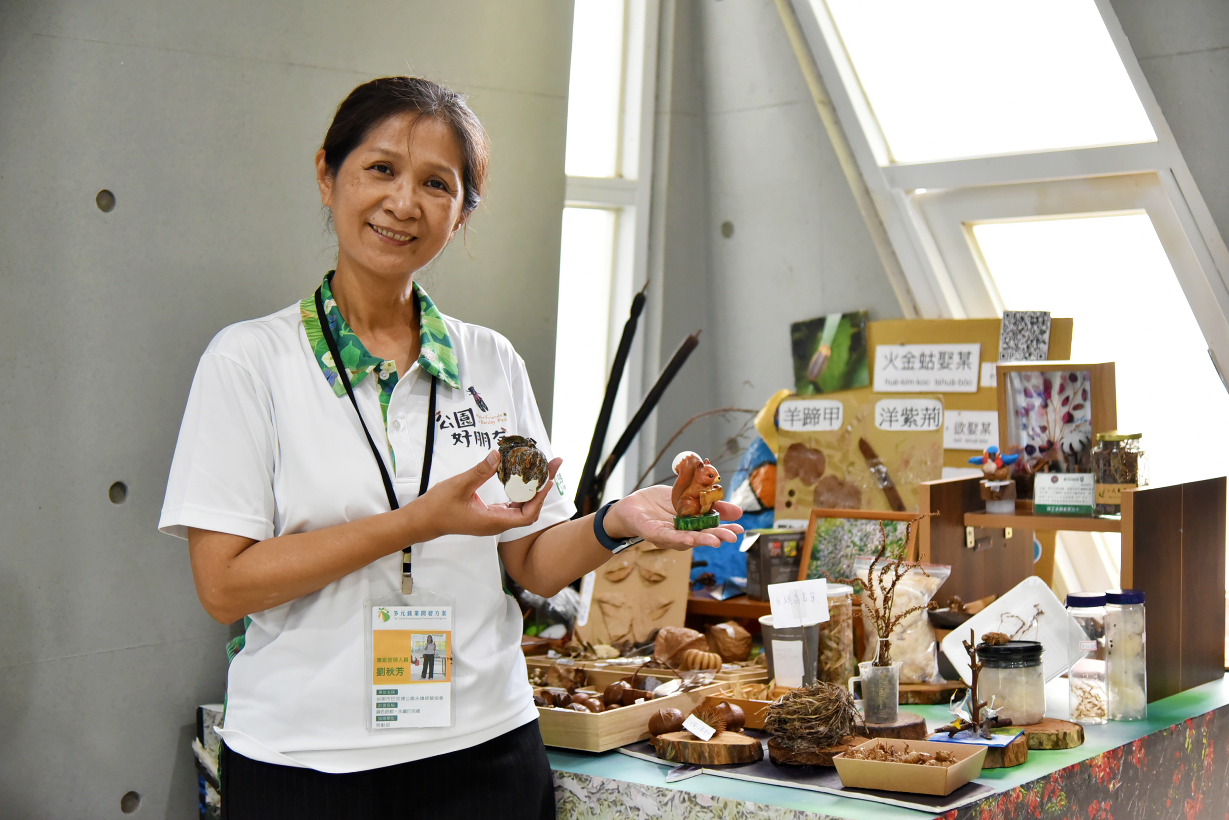 透過勞動部多元培力就業計畫重返職場，讓年過60的劉秋芳開展不一樣的職涯道路。