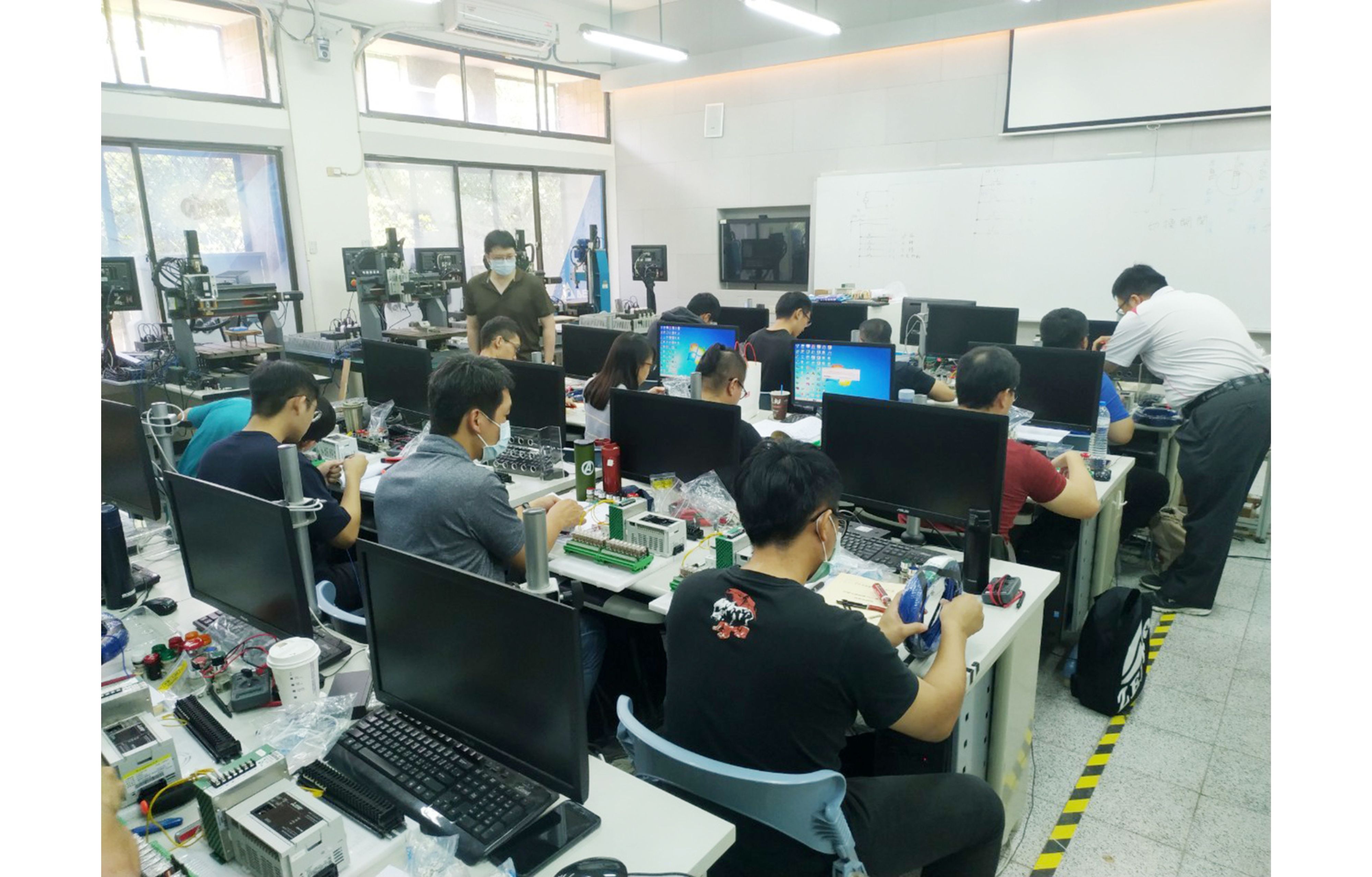 15至29歲待業青年參加政策性產業職訓課程，不但訓練費有補助，訓練期間每月還加碼8千元學習獎勵金。