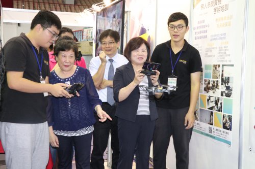 「產業展示區」有長榮大學無人機中心讓許銘春部長現場體驗操控無人機