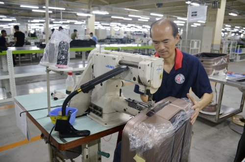 萬國通路因應擴廠需求，人力需求大，首次與雲嘉南分署合作開辦職訓班培養針車操作專業人才。(1)