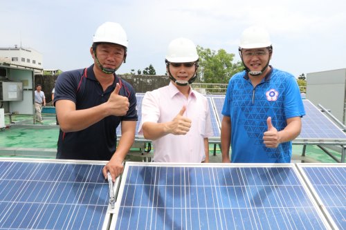 1-雲嘉南分署長劉邦棟(中)職訓師蕭勝文(右)肯定劉盈新(左)表現