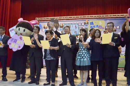 勞動部次長林三貴、勞動力發展署長黃秋桂等貴賓與畢業生合唱張惠妹「永遠的畫面」，歡慶畢業，場面溫馨