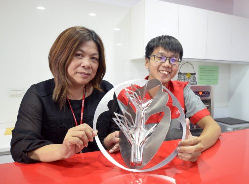 黃郁德(右)表現優異，獲迎盛公司總經理曾麗芳(左)大力肯定。