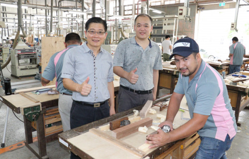 1-宏都拉斯學員Roberto Ventura(右)來台學工法,分署長劉邦棟(左)及職訓師林彥甫(中)肯定