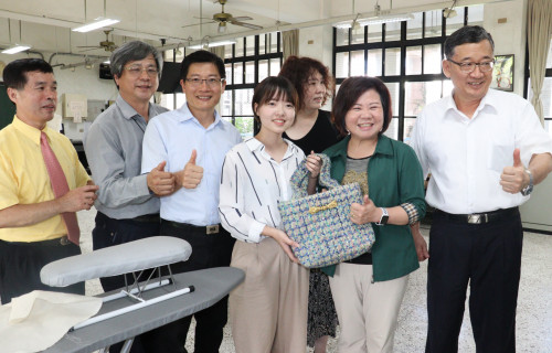 1勞動部長許銘春(右2)雲嘉南分署長劉邦棟(左3).技檢中心主任林宏德(左2)訪視服創國手柯宥萱(左4),柯宥萱現場製作手作包