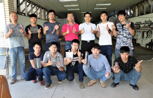 1謝秉富(後左3)等銲接產訓專班十位學員,訓後將馬上就業,分署長劉邦棟(後右3)及訓練師劉文賢(後右4)肯定表現