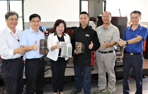 1-銲接國1-銲接國手郭崇逸(右3)日練12小時,勞動部長許銘春(左3),雲嘉南分署長劉邦棟(左2),技檢中心主任林宏德等人到場打氣手郭崇逸(右3)日練12小時,勞動部長許銘春(左3),雲嘉南分署長劉