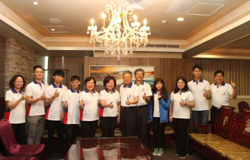 勞動部長許銘春(左6).勞發署長黃秋桂(左5).雲嘉南分署長劉邦棟(右1).雲嘉南分署副分署長許慧香賽前為國手加油