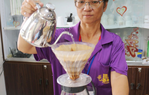 60歲的許彩君透過斗六就業中心幫忙重返職場，習得謀生技能也增添自信