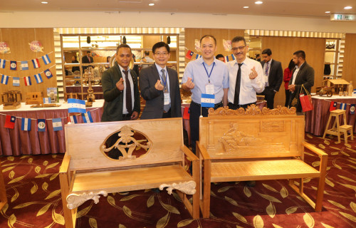 通稿-雲嘉南分署長劉邦棟(左2)與職訓師林彥甫(右2)讚Romàn(右1)及Jorge(左1)的作品藝術價值極高！