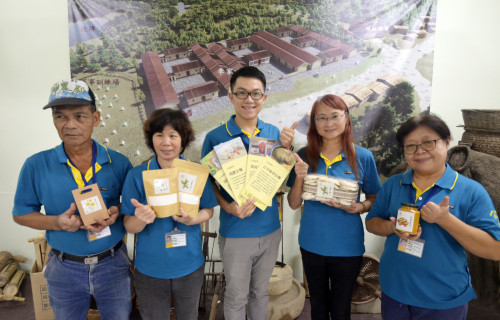 在勞動部多元就業方案資源挹注下，賴政達開始帶導覽，與遊客進行草仔粿DIY體驗。