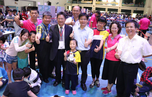 2-勞動部機器人賽,雲嘉南分署長劉邦棟(右4)及首府大學校長戴文雄(左4)等人開幕