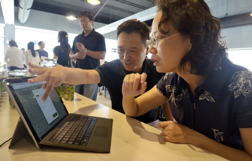 講座現場由迷客夏總經理黃士瑋示範線上點餐操作方式。